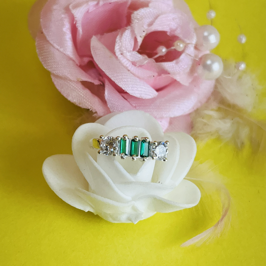 Elegant Silver Ring with Emerald Green and American Diamond Stones